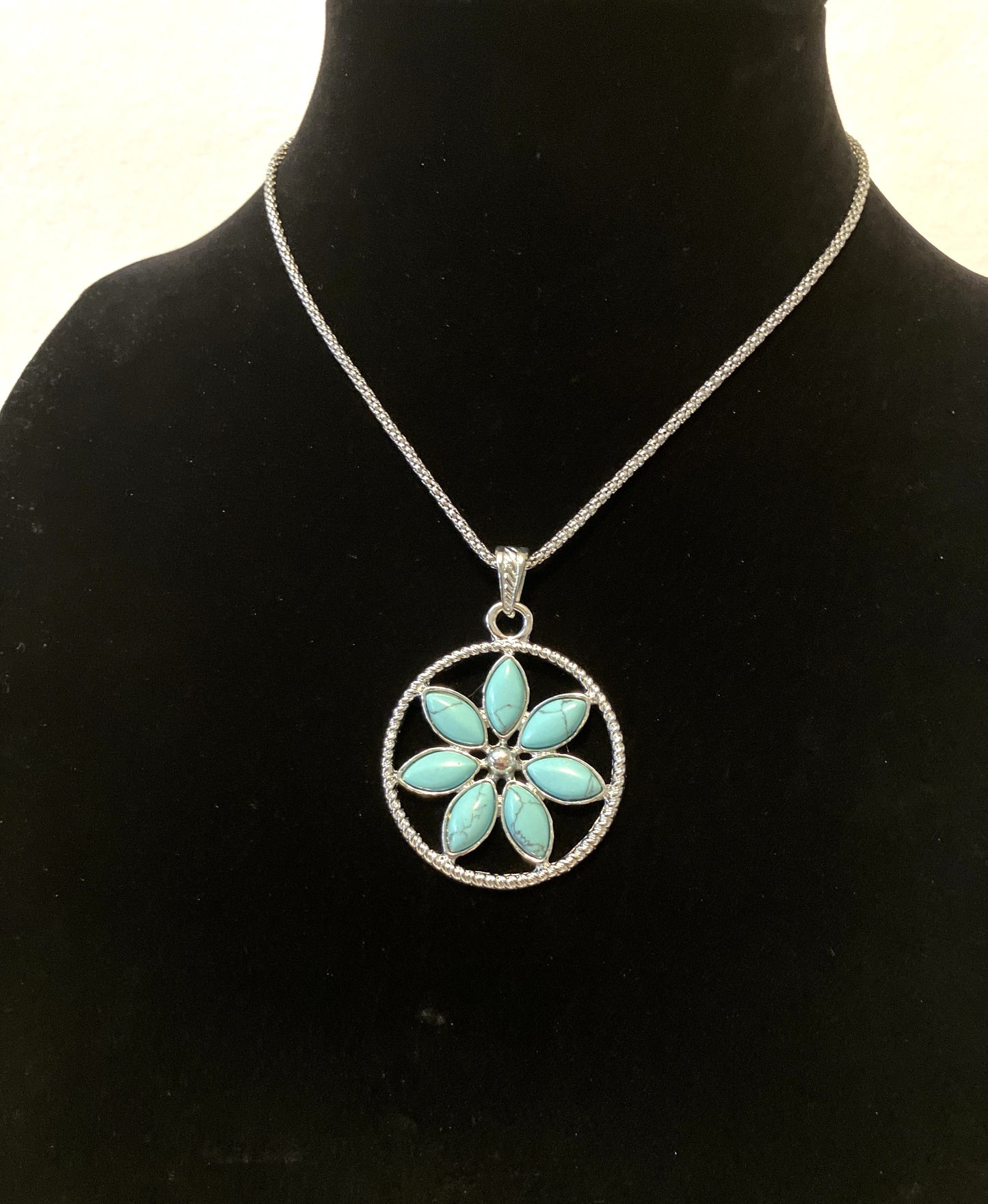Stone Flower Pendants With Chain